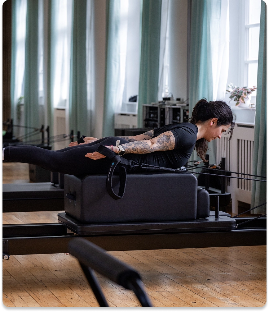 Reformer Pilates Mitglied bei einer Übung im Madison Boutique Fitnessstudio in Hildesheim