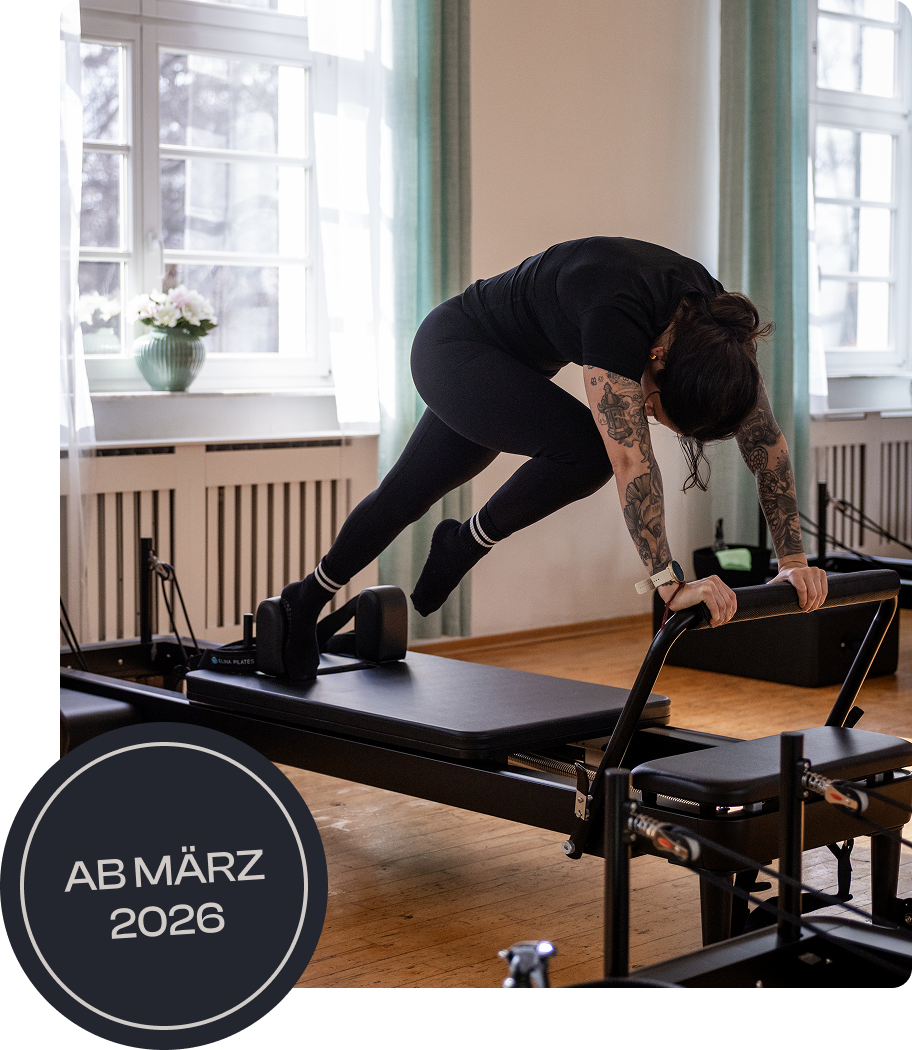 Reformer Pilates Trainerin bei der Durchführung einer Übung